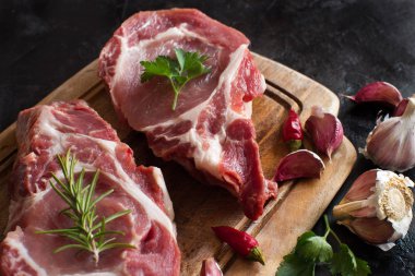 Beyaz tabak biftekpişmemiş domuz biftek