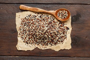 Pişmemiş yığını quinoa tahıl karışık.