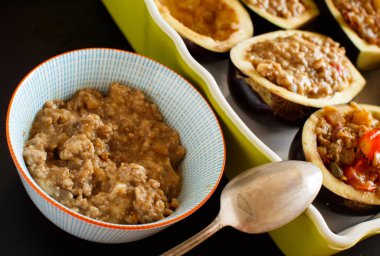 Patlıcan dolması hazırlanıyor