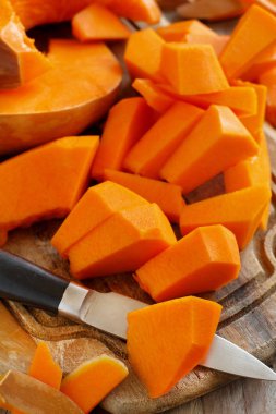 Tahta bir arka planda balkabağı dilimleri