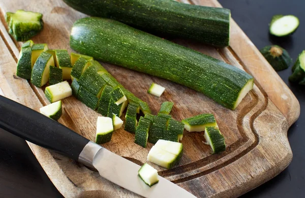 Zucchine fresche su tavola di legno — Foto Stock