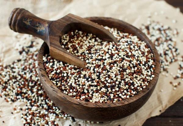 Pişmemiş quinoa tahıl bir kase karışık