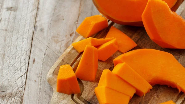 Tahta bir arka planda balkabağı dilimleri