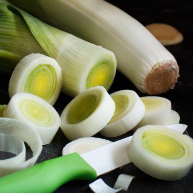 taze bütün ve dilimlenmiş pırasa