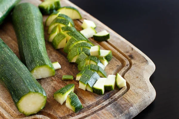 Frische Zucchini auf Holzbrett — Stockfoto