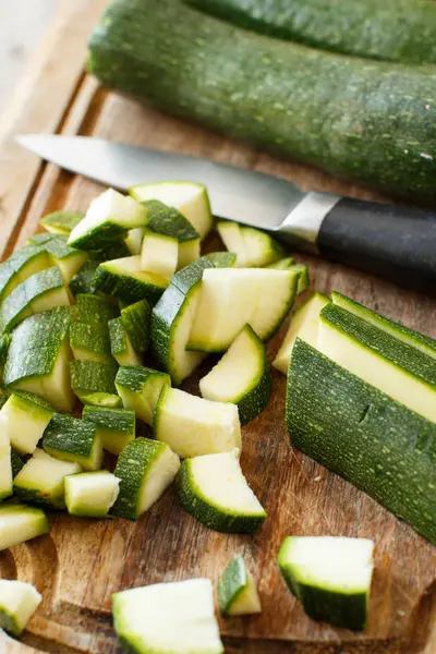 Zucchine fresche su tavola di legno — Foto Stock