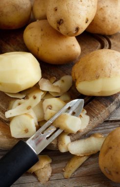 Çiğ patates ile bir sebze Soyucu