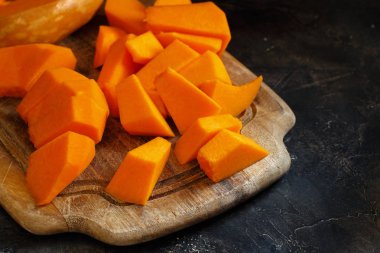 Karanlık bir arka plan üzerinde kabak dilimleri