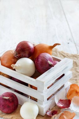 Kutusunda çiğ soğan