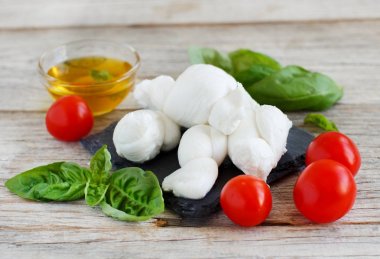 İtalyan peynir mozzarella nodini domates ve otlar ile 