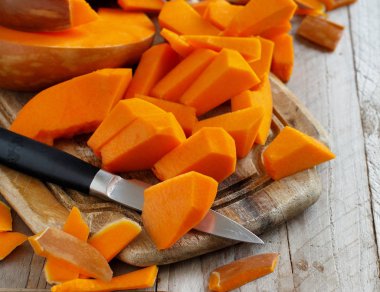 Tahta bir arka planda balkabağı dilimleri