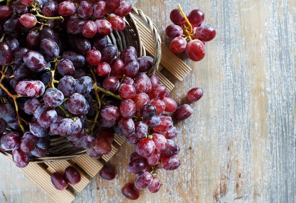 Bir ahşap kutu top görünümünde üzüm