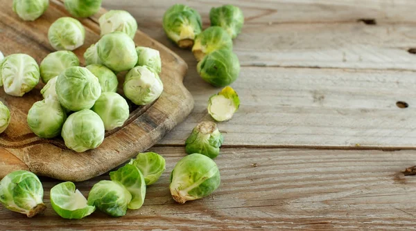 Rosenkohl keimt auf einem Holzbrett — Stockfoto