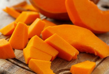 Tahta bir arka planda balkabağı dilimleri