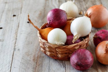 Sepet içinde çiğ soğan 