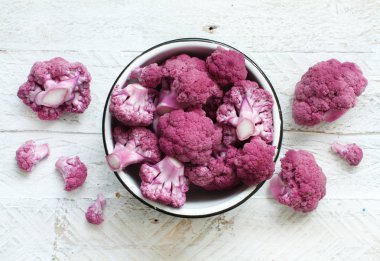 Taze çiğ mor karnabahar