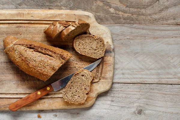 Pão integral em uma mesa de madeira — Fotografia de Stock