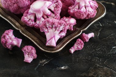 Taze çiğ mor karnabahar
