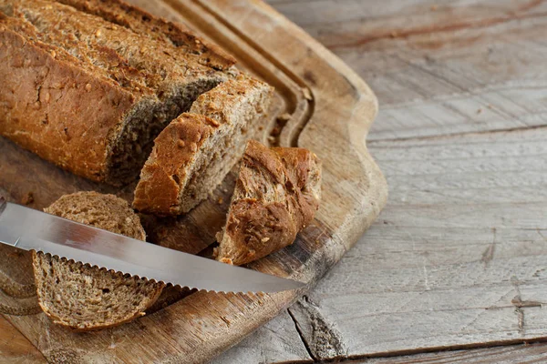 Pan integral sobre una mesa de madera —  Fotos de Stock