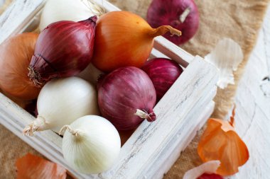 Kutusunda çiğ soğan 