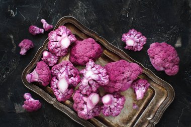 Taze çiğ mor karnabahar