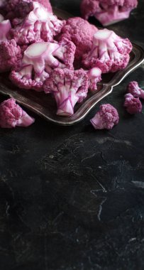 Taze çiğ mor karnabahar