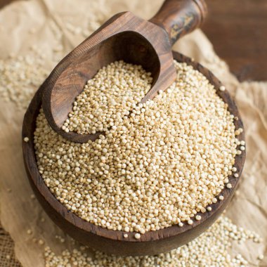 Beyaz Quinoa bir tahta kaşık ve kase 