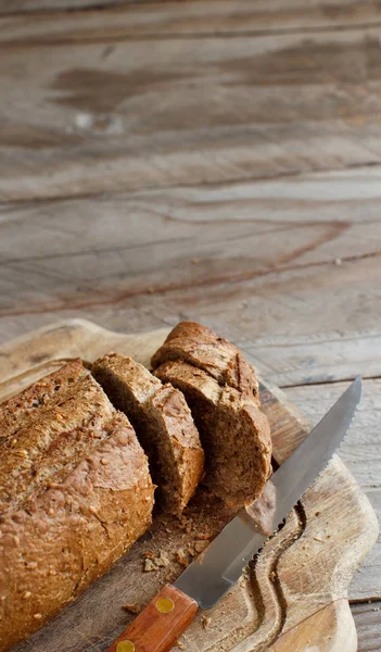 Pan integral sobre una mesa de madera —  Fotos de Stock