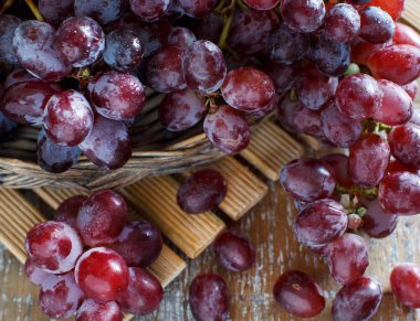 Grapeson ahşap bir masa