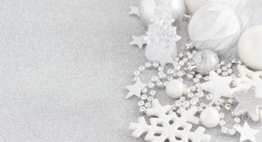 Gümüş Noel süslemeleri