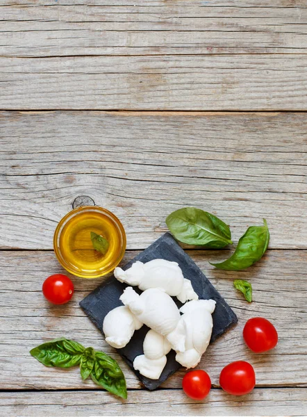 Italian cheese mozzarella nodini with tomatoes and herbs — Stock Photo, Image