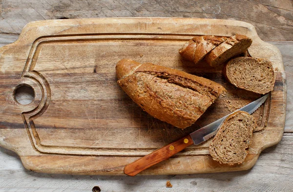 Цілющий хліб на дерев'яному столі — стокове фото