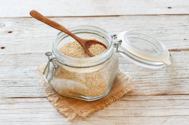 Bir bardak çiğ quinoa tahıl