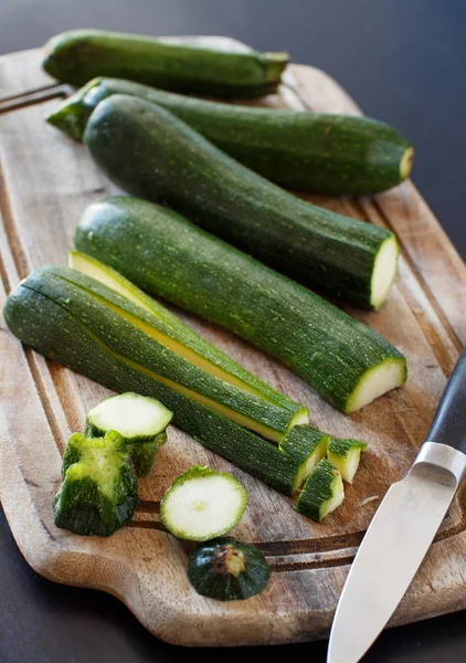 Verse courgette op houten bord — Stockfoto