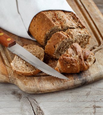Ahşap bir masada toptan ekmek.