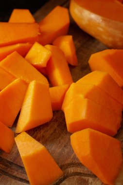 Tahta bir arka planda balkabağı dilimleri