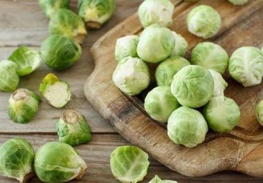 Brüksel lahanası ahşap bir tahtanın üzerinde