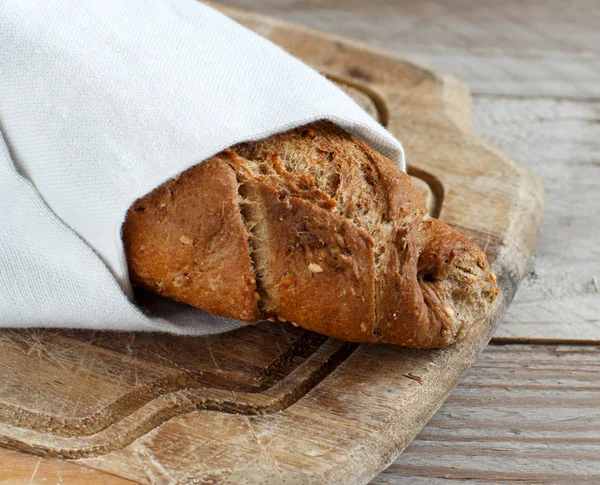Ψωμί ολικής άλεσης σε ξύλινο τραπέζι — Φωτογραφία Αρχείου