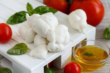 İtalyan peynir mozzarella nodini domates ve otlar ile 