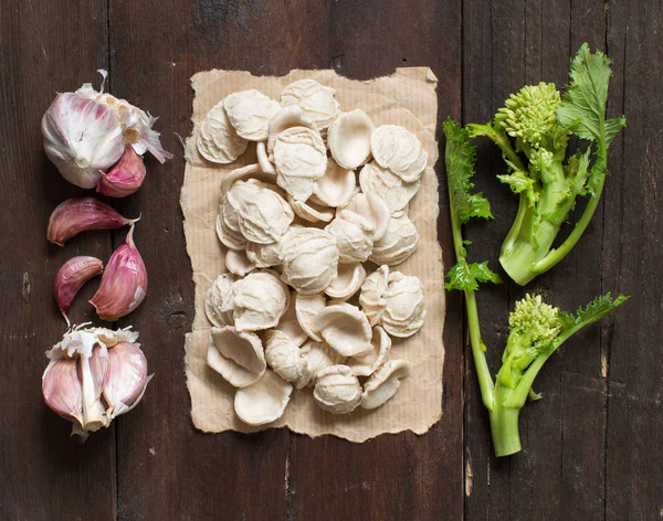 Macarrão italiano fresco orecchiette — Fotografia de Stock