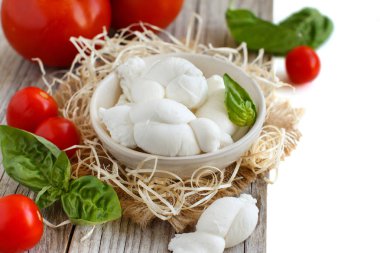 İtalyan peynir mozzarella nodini domates ve otlar ile 