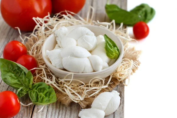 Queso italiano mozzarella nodini con tomates y hierbas — Foto de Stock