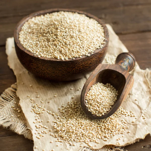 Bir tahta kaşıkla bir kasede beyaz Quinoa — Stok fotoğraf