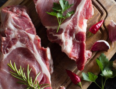 Beyaz tabak biftekpişmemiş domuz biftek