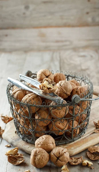 Färska valnötter på ett gammalt träbord — Stockfoto