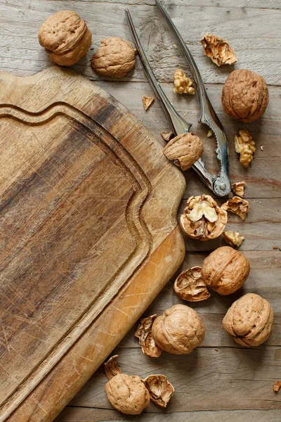 Νωπά καρύδια σε ένα παλιό ξύλινο τραπέζι — Φωτογραφία Αρχείου
