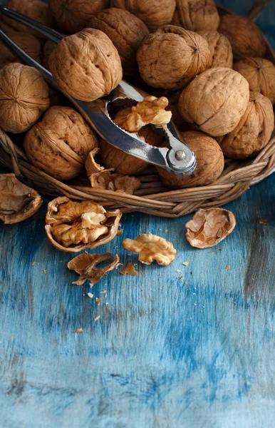 Nueces frescas sobre una mesa de madera azul —  Fotos de Stock