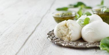 İtalyan mozzarella peyniri ricotta ve persto ile doldurulmuş