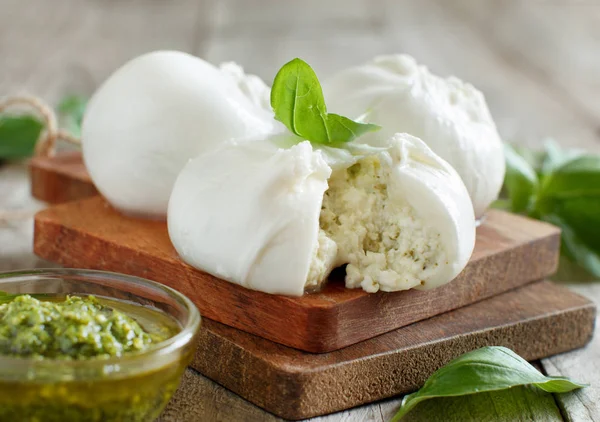 İtalyan mozzarella peyniri ricotta ve persto ile doldurulmuş