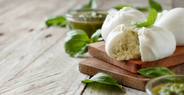 İtalyan mozzarella peyniri ricotta ve persto ile doldurulmuş